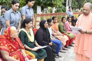 गोरखपुर: जनता दर्शन में बोले सीएम योगी- नहीं करें चिंता, सबकी पीड़ा का होगा निवारण