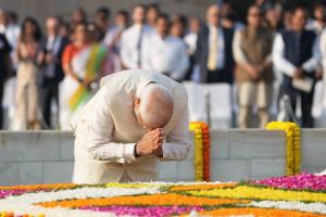 प्रधानमंत्री ने गांधी जयंती पर बापू को दी श्रद्धांजलि, शास्त्री को किया नमन 