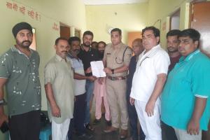काशीपुर: टोल प्लाजा कर्मी के खिलाफ ग्रामीणों ने खोला मोर्चा