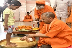 गोरखपुर में CM योगी ने किया कन्या पूजन, कहा - सनातन धर्म में वंदनीय है मातृ शक्ति