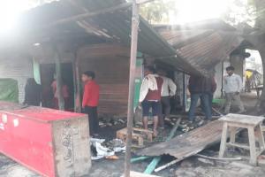 किराना और मिठाई की दुकान में लगी आग, लाखों का माल जला 