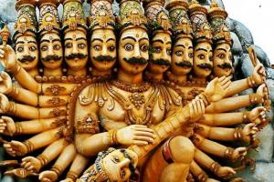 मथुरा: दशहरे पर 'रावण आरती' का आयोजन, रावण के पुतले के दहन का किया विरोध  