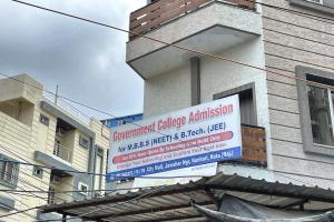 राजस्थान के कोटा में प्रवेश परीक्षाओं की तैयारी के लिए छात्र ‘डमी’ स्कूल का कर रहे हैं चयन