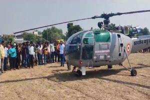 Prayagraj News : खेत के बीच हुई सेना के हेलीकॉप्टर की Emergency लैंडिंग 