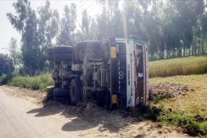 काशीपुर: पुलिस के डर से रेत भरे ट्रक से कूद गया चालक