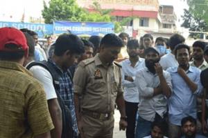 Allahabad university में छात्र को परिसर में आने से रोका, जमकर हुआ हंगामा