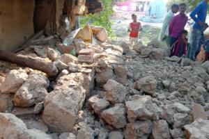 शाहजहांपुर: दीवार गिरने से मलबे में दबकर महिला की मौत, मां-बेटी घायल