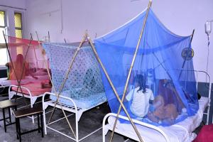 मुरादाबाद : तापमान में असंतुलन से बढ़ रहे बुखार के मरीज, अस्पताल में कम पड़ रहे बेड