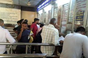 मुरादाबाद : त्योहारों के चलते ट्रेनों में भीड़ बढ़ी, सीट के लिए जद्दोजहद