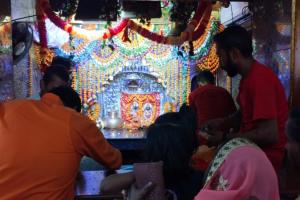 शारदीय नवरात्रि : मां दुर्गा के तृतीय स्वरुप चंद्रघंटा की स्तुति कर रहे भक्त, मंदिरों में लगी कतारें 