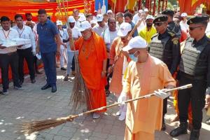 सीतापुर पहुंचे सीएम योगी ने चक्रतीर्थ पर झाड़ू लगाकर शुरू किया स्वच्छ्ता अभियान 