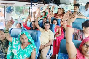 बहराइच: धरने के लिए दिल्ली रवाना हुईं जिले की आंगनबाड़ी कार्यकत्रियां
