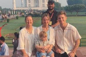 ऑस्ट्रेलियाई गेंदबाज़ एडम ज़म्पा ने परिवार संग किया ताजमहल का दीदार, देखिए VIDEO
