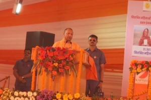 CM Yogi In Auraiya : औरैया पहुंचे सीएम योगी आदित्यनाथ, सांसद राज्यसभा गीता शाक्य व सदर विधायक गुड़िया कठेरिया ने किया स्वागत