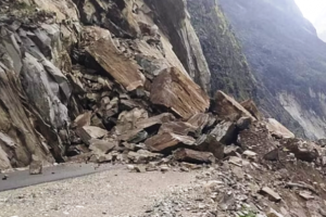 पिथौरागढ़: चट्टान खिसकने से वाहन दबा, नौ लोगों की दर्दनाक मौत
