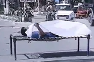 देहरादून: Video- मैं बीच सड़क बिस्तर लगवाऊं मेरी मर्जी...पुलिस ने उतारी मनमर्जी