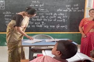 हरदोई: प्राथमिक विद्यालयों का सीडीओ ने किया निरीक्षण, बच्चों से पूछे सवाल 