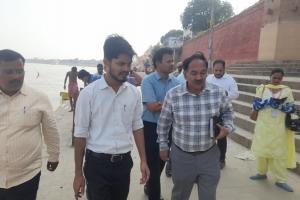 वाराणसी: अस्सी घाट पर सफाई को लेकर नगर आयुक्त ने किया निरीक्षण