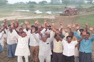 रोड नहीं तो वोट नहीं..., बहराइच में सड़क निर्माण को लेकर ग्रामीणों ने किया प्रदर्शन
