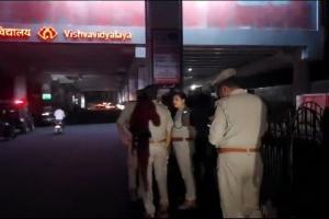 लखनऊ: LU के पास डिवाइडर पर सो रही विक्षिप्त महिला से रेप का प्रयास, भीड़ ने आरोपी को पकड़कर पीटा 