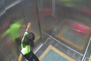 लखनऊ: जनेश्वर एनक्लेव अपार्टमेंट की लिफ्ट में फंसी बच्ची, चिल्ला-चिल्ला कर लगाती रही मदद की गुहार, देखें वीडियो 