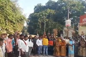 हरदोई: साथी की पिटाई से नाराज सफाई कर्मियों ने नगर पालिका मुख्यालय पर किया हंगामा