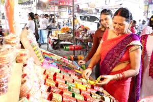 Karwa Chauth 2023: बाजारों में दिखी रौनक, खरीदारी में जुटी महिलाएं, करवा सेट की बढ़ी डिमांड