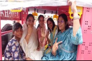 गांधी जयंती पर सड़कों पर ई-रिक्शा लेकर उतरीं महिलाएं, पहली सवारी बनीं विधायक, एमएलसी और डीएम