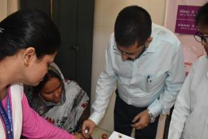 मुरादाबाद : सघन मिशन इंद्रधनुष अभियान का तीसरा चरण शुरू, जिलाधिकारी ने बच्चों को पिलाई पोलियो ड्राप