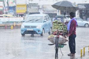 गोरखपुर में रिमझिम फुहारों से बदला मौसम, लोगों को हुआ सर्दी का एहसास