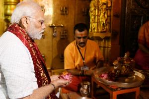 प्रधानमंत्री मोदी ने गुजरात के अंबाजी मंदिर में की पूजा-अर्चना