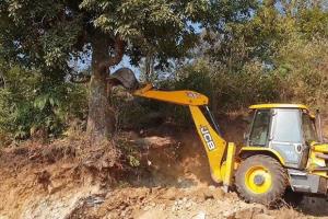 गरमपानी: बगैर अनुमति चला दी जेसीबी मशीन, हरे भरे पेड़ भी उखाड़ डाले