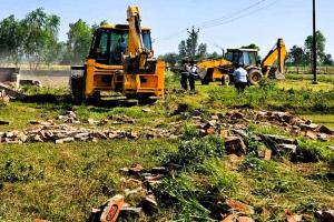 मुरादाबाद: डिडौरी, लाकड़ी फाजलपुर में ध्वस्त किया अवैध निर्माण, 18 दुकानें सील