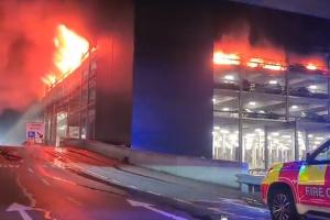 लंदन के ल्यूटन हवाई अड्डे पर आग लगने से पार्किंग का कुछ हिस्सा ढहा, कमरे में कैद हुई घटना...VIDEO