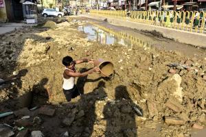 मुरादाबाद: सड़कों के गड्ढे और पानी की पाइप लाइन फटने से बढ़ी परेशानी, बहकर बर्बाद हो रहा हजारों लीटर पानी
