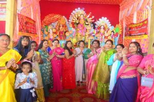 मुरादाबाद : मंदिरों में की पूजा, पंडाल में मां के दर्शन कर नवाया शीश