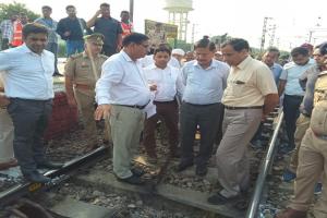 संभल: रेलवे स्टेशन परिसर का निरीक्षण कर डीरेल प्वाइंट देखने गए जीएम