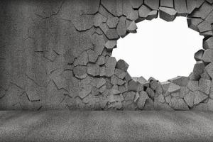 हल्द्वानी: मंडी चौकी के पीछे चोरों ने तोड़ी दो आढ़त की दीवारें