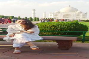 आगरा पहुंचीं फिल्म अभिनेत्री करिश्मा कपूर, 45 मिनट तक किया ताजमहल का दीदार, कहा- अद्भुत है ताज की सुंदरता