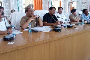 Mahoba News: कलेक्ट्रेट सभागार में डीएम-एसपी ने की बैठक, त्यौहार पर बिजली और पानी की नियमित आपूर्ति के दिए निर्देश