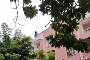 छात्रा का अपार्टमेंट की छत से छलांग लगाने का वीडियो वायरल, जानें पूरा मामला 