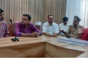Kanpur News: महापौर प्रमिला पांडेय ने पकड़ा खोदाई में खेल, ठेकेदार कंपनी के दो साइट इंजीनियर को पुलिस को सौंपा