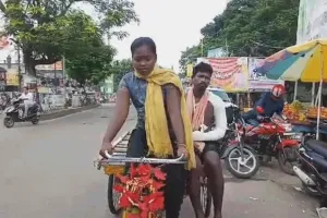 ओडिशा: 14 साल की लड़की 35 किलोमीटर तक ट्रॉली चलाकर अपने घायल पिता को लाई अस्पताल 