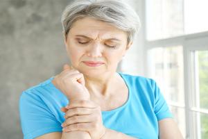 World Osteoporosis Day: हड्डियों की बीमारी है ऑस्टियोपोरोसिस, 40 फीसदी लोगों की हो जाती है मौत, डॉक्टर ने बताई बेहद चौंकाने वाली बात