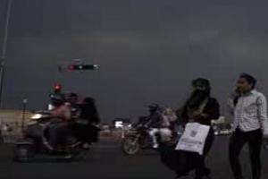 लखनऊ: तेज हवाओं और बारिश ने बदला राजधानी का मौसम, छाया अंधेरा
