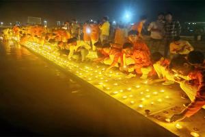 अयोध्या: हुतात्माओं के लिए राम की पैड़ी पर 11 हजार दीपों का हुआ दान, जन्मभूमि परिसर में संपन्न हुआ नौ दिवसीय अनुष्ठान