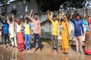 अमरोहा: जल भराव व गंन्दगी से परेशान ग्रामीणों ने सफाईकर्मी व ग्राम प्रधान पर लगाया आरोप