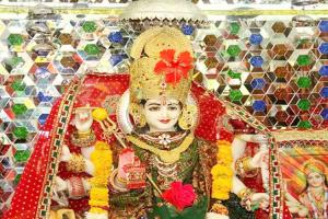 आजमगढ़: नवरात्रि के पहले दिन मंदिरों में उमड़ी भक्तों की भीड़, लोगों ने लगाए मां शैलपुत्री के जयकारे