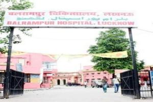 लखनऊ: बलरामपुर अस्पताल में मरीज की मौत, हंगामा