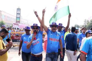 लखनऊ: IND Vs ENG मुकाबले को लेकर दर्शकों में भारी उत्साह, Ekana के बाहर टीम India के लिए किया Cheers!